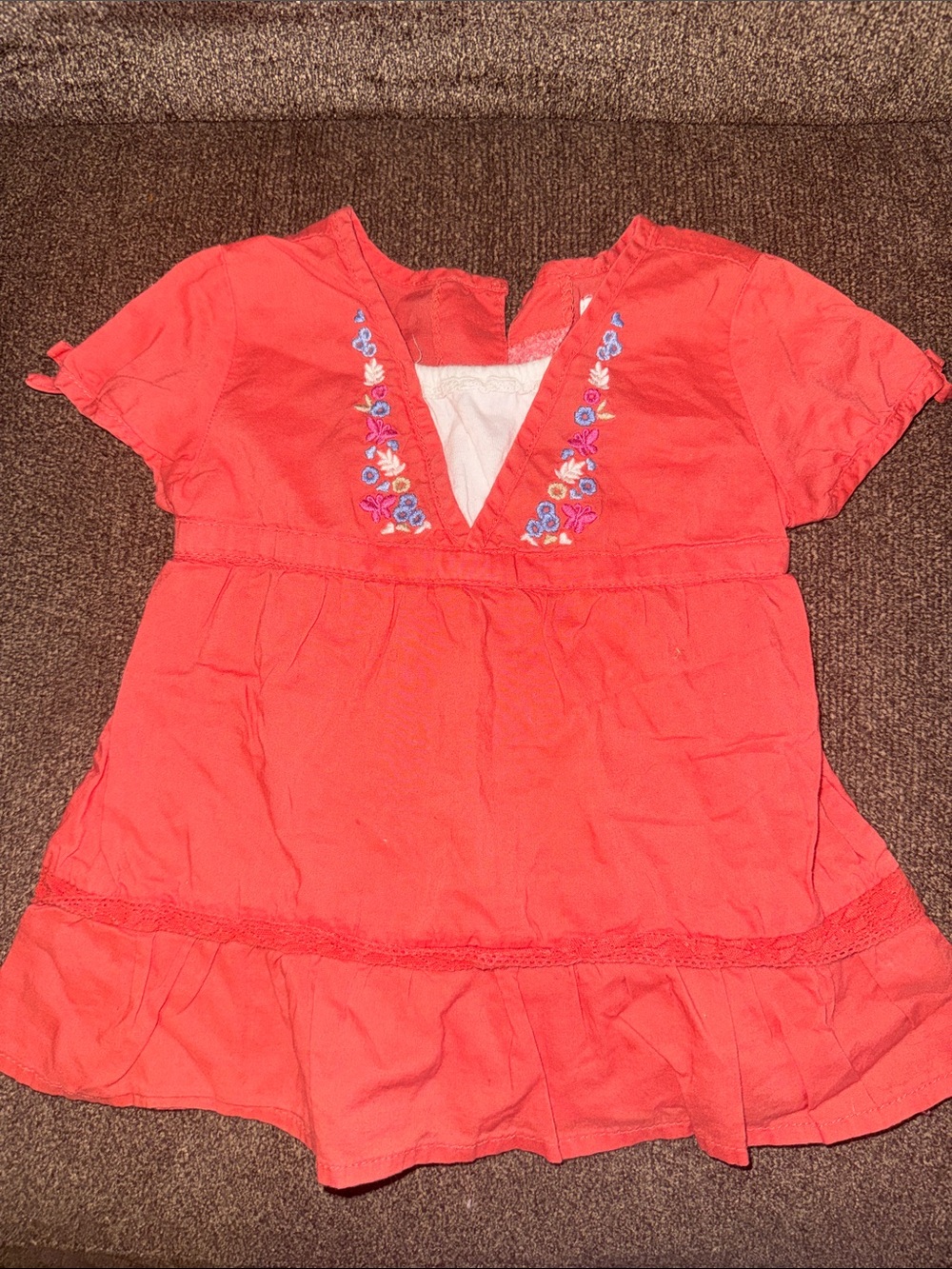 1989 Place Coral Short Sleeve Embroidered V-Neck Top